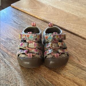 Kids Floral Closed-Toe Sandals in Multicolor - Comfortable Everyday Shoe